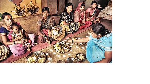 रायगडमधील अमृत आहार योजना थंडावली; निधी अभावी अंगणवाडी सेविका उधारीच्या ओझ्याखाली 