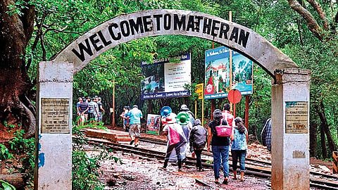 माथेरान पर्यटकांनी गजबजले; आठ महिन्यांत प्रथमच पर्यटकांची मांदियाळी 