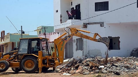 अवैध बांधकामांंवर कारवाई कराच,मात्र नियमांच्या चौकटीत; कायदेतज्ज्ञांचे मत