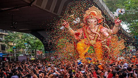 कोरोनामुळे विसर्जन सोहळ्याच्या परंपरेत खंड; 93 वर्षानंतर प्रथमच मिरवणूका, पृष्पवृष्टींविना सोहळा