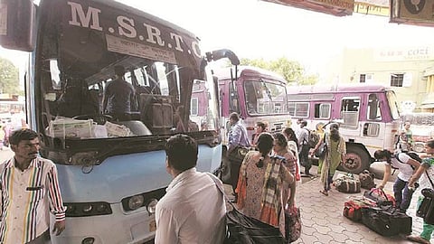 राज्यात 390 एसटी कर्मचाऱ्यांचा कोरोनाशी लढा सुरू; आतापर्यंत 98 कर्मचाऱ्यांनी गमावले प्राण