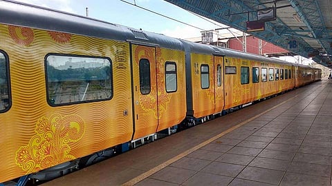 पश्चिम रेल्वे मार्गावर तेजस एक्स्प्रेससह 15 ट्रेन धावणार; तिकीट बुकिंग 11 ऑक्टोबर पासून सुरू
