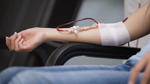 मुंबईत रक्ताच्या तुटवड्यामुळे रुग्णांचे हाल; नातेवाईकांनाच शोधावे लागताहेत रक्तदाते 