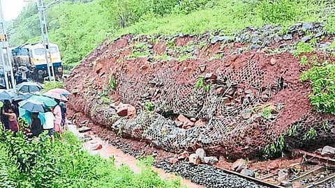 मध्य रेल्वे मार्गावर भूस्खलन; कोकण रेल्वे ठप्प 
