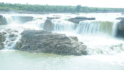 women sink in Sahastrakund waterfall 