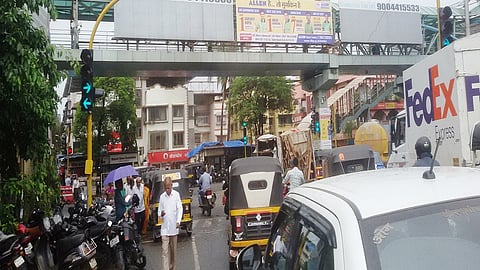 वसई ः अंबाडी येथे सिग्नलजवळ उभ्या करण्यात आलेल्या वाहनांमुळे झालेली कोंडी.