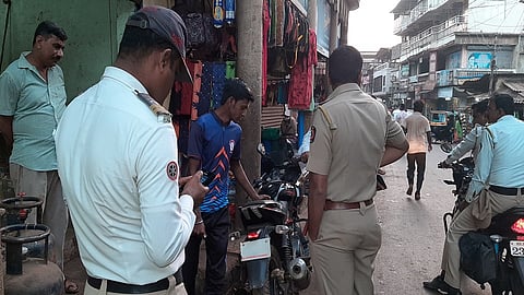 वाहतुकीवर कारवाई 