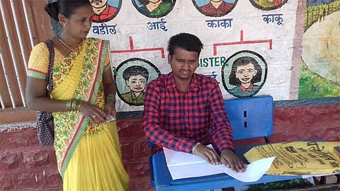 Loksabha 2019 : ब्रेललिपीतील मतपत्रिकेचा कागल तालुक्यात अंध मतदाराकडून वापर