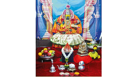 अंबाबाईची शृंगेरी शारदांबा रूपात सालंकृत पूजा 