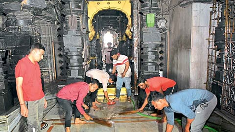 अंबाबाई मंदिराच्या गाभाऱ्याची स्वच्छता