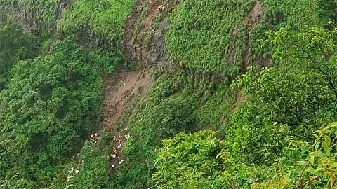 आंबेनळी अपघातातील मृतांच्या वारसांना लाल फितीचा जाच