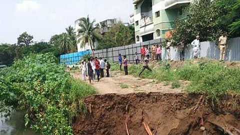 अतिक्रमण, मातीउपशामुळे कालवा फुटल्याची शक्‍यता 