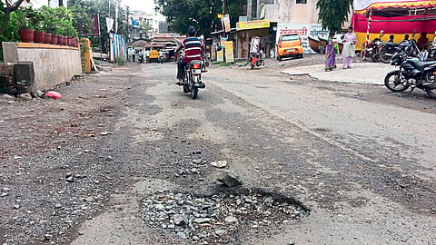 कल्याणकारी डांबर आणि अखंड चालणारे खड्डेपुराण..!