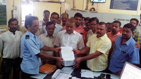 रेंगाळलेले रेल्वे टर्मिनसचे काम तात्काळ सुरू करण्यात यावे अशी मागणी आज सावंतवाडी शिवसेनेच्यावतीने करण्यात आली 