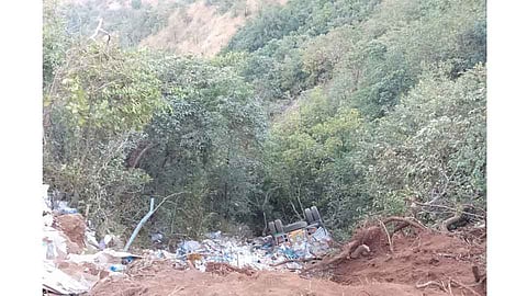 पोलादपुरच्या आंबेनळी घाटात ट्रक दरीत कोसळला