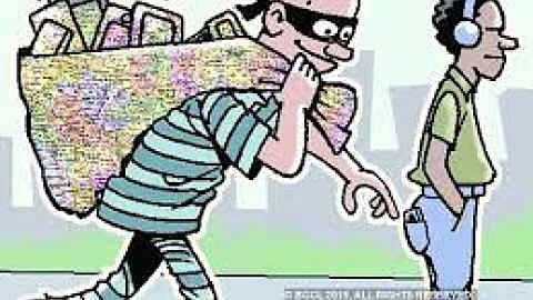 मंत्र्यांच्या मिरवणुकीत चोरटे झाले मालामाल 