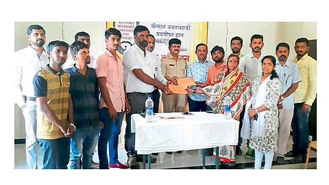 दाढीचे पैसे बचत करून कॅन्सरग्रस्तांना दिले १० हजार