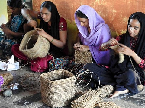 केळी धाग्यापासून हस्तकला वस्तूंचे उत्पादन 
