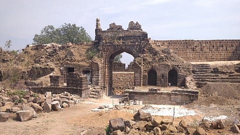 Vairagadh fort in Gadchiroli getting dirty day by day 