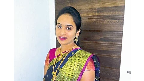 Girl Suicide Incidence In Redi Who Working in Goa  