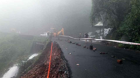 आंबोली घाटात रस्ता खचला