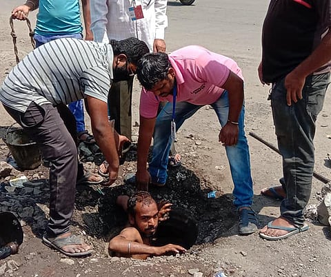  टाळ्या नको ; सुरक्षा साधने द्या ! 