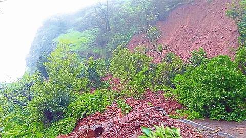 #KonkanRains करूळ घाटात दरड कोसळली
