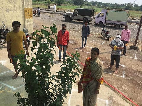 अणदूर (ता. तुळजापूर) : कोरोना विषाणूचा प्रादुर्भाव रोखण्यासाठी वत्सलानगरातील सरस्वती महिला बचतगट संचालित रास्त भाव धान्य दुकानातून सुरक्षित अंतरावर लाभार्थींना धान्य वितरण करण्यात येत आहे.