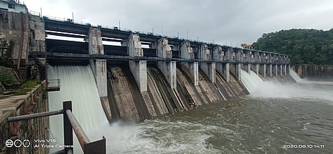 पारशिवनीः पेंच धरणाची दारे उघडून सोडण्यात आलेले पाणी.