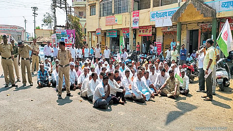 सैनिकांच्या गावात स्वाभिमानी शेतकरी संघटना आक्रमक