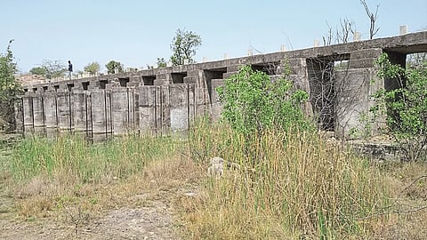 The embankment has no gates; Losses to farmers