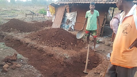 शहापूर ः रामचंद्र खोडके यांच्या घराच्या बांधकामाला मंगळवारी सुरुवात झाली. 