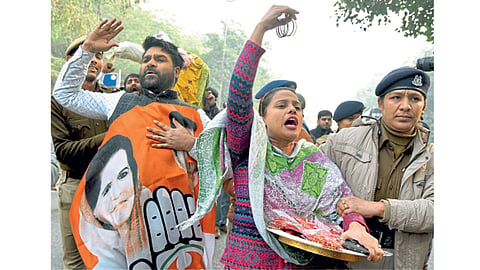 नवी दिल्ली - कॉंग्रेसच्या सरचिटणीस प्रियांका गांधी यांना धक्काबुक्की झाल्याच्या आरोपावरून रविवारी कॉंग्रेसने आंदोलन केले.