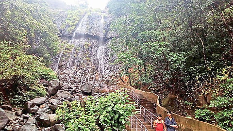 आंबोली धबधब्याजवळ कोसळला मोठा दगड 