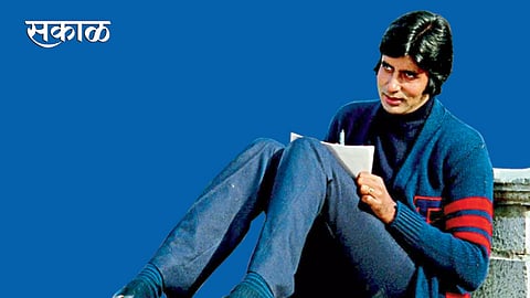 ‘कभी-कभी’मध्ये कवी भूमिकेत अमिताभ  बच्चन.