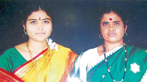 आई आशा गावडेंसमवेत सोनाली माळवे (डावीकडील).