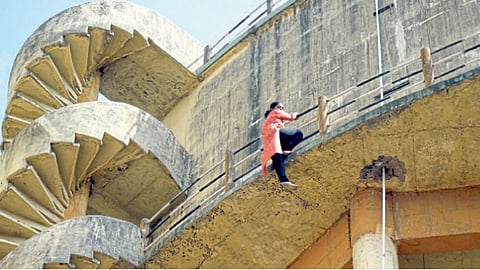 चिंचवडगाव - महाराष्ट्र नवनिर्माण महिला सेनेच्या अश्‍विनी बांगर यांनी पाणीकपाती विरोधात केलेल्या आंदोलनात टाकीवरून उडी मारण्याचा प्रयत्न केला.