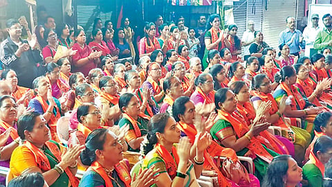 तुळशीबाग - तुळशीबाग गणपती उत्सव मंडळाच्या श्रींसमोर अथर्वशीर्ष पठण करताना महिला.
