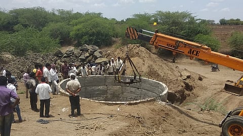 सायगाव - डोंगरगाव शिवारातील सुकना नदीच्या पात्रात विहिरीजवळ ग्रामस्थांची झालेली गर्दी. 