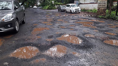 महाबळेश्‍वर रस्त्यावर खड्डेच खड्डे 