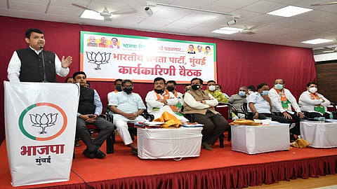 "मुंबई महापालिकेवर भगवा फडकेल पण तो भाजपचाच, बाळासाहेबांच्या संघर्षासाठी उभे राहू." - फडणवीस 