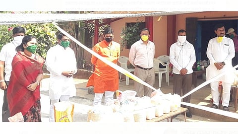 मावळ भाजपच्या वतीने गरजूंना किराणा साहित्याचे किट वाटप करताना तहसीलदार मधुसूदन बर्गे, सोबत रवींद्र भेगडे, माजी मंत्री बाळा भेगडे, जितेंद्र बोत्रे आदी.