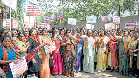 मुंबई - कौटुंबिक हिंसाचाराचा आरोप झालेल्या राष्ट्रवादी काँग्रेसच्या आमदार विद्या चव्हाण यांच्याविरोधात निदर्शने करताना भाजपचा महिला मोर्चा.