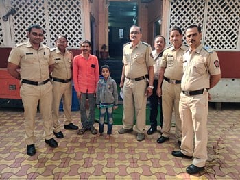 एकटा रडत बसलेला पाहून प्रवाशांना आली शंका; पोलीस आले आणि लावला शोध !