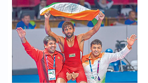 जाकार्ता - भारताच्या बजरंग पुनियाने रविवारी जपानच्या ताकातानी याचा पराभव करून सुवर्णपदक जिंकल्यानंतर असा जल्लोष केला.