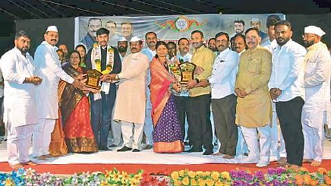 आढले - माजी राज्यमंत्री बाळा भेगडे यांच्या हस्ते निकिता घोटकुले यांचा सत्कार करण्यात आला.