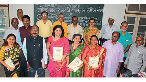 टिळक रस्ता - अमरेंद्र भास्कर मराठी बालकुमार साहित्य संस्थेतर्फे राज्यस्तरीय उत्कृष्ट बालसाहित्य पुरस्काराचे न्यू इंग्लिश स्कूलमध्ये वितरण झाले. 