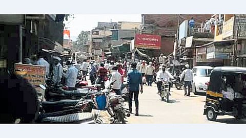 भोर - आठवडे बाजार बंद असूनही मंगळवारी शहरातील रस्त्यांवर झालेली गर्दी.