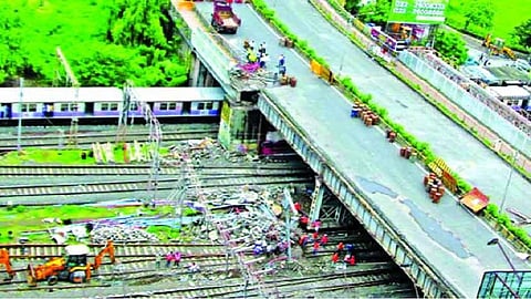 'या' पुलावरून प्रवास करत असाल तर सावधान, पालिकेनं केलं आवाहन