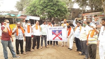 चाळीसगावात मराठा क्रांती मोर्चाने जोडे मारो आंदोलन 